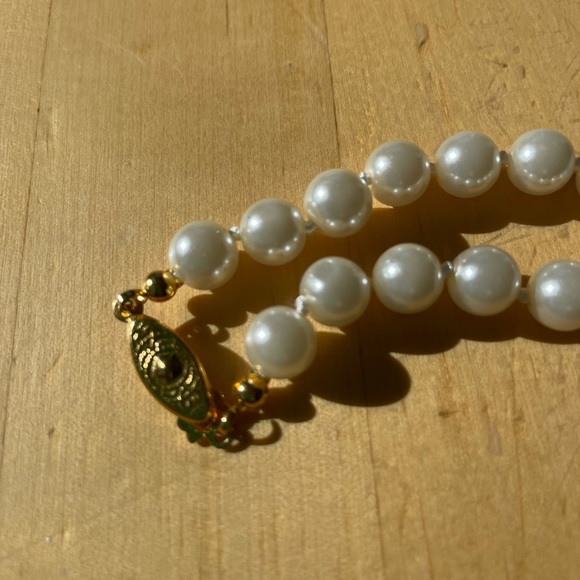 Vintage Pearl Necklace 17 inch strand with 18k gold clasp -7 mm pearls knotted - Picture 2 of 2